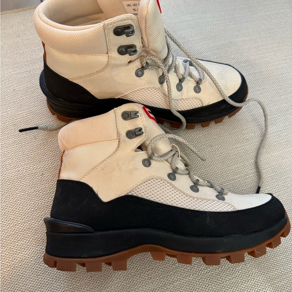 Woman’s Hunter Explorer Lug Chelsea boots - Picture 3 of 6